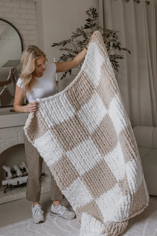 CHECKERED CHUNKY KNIT BLANKET