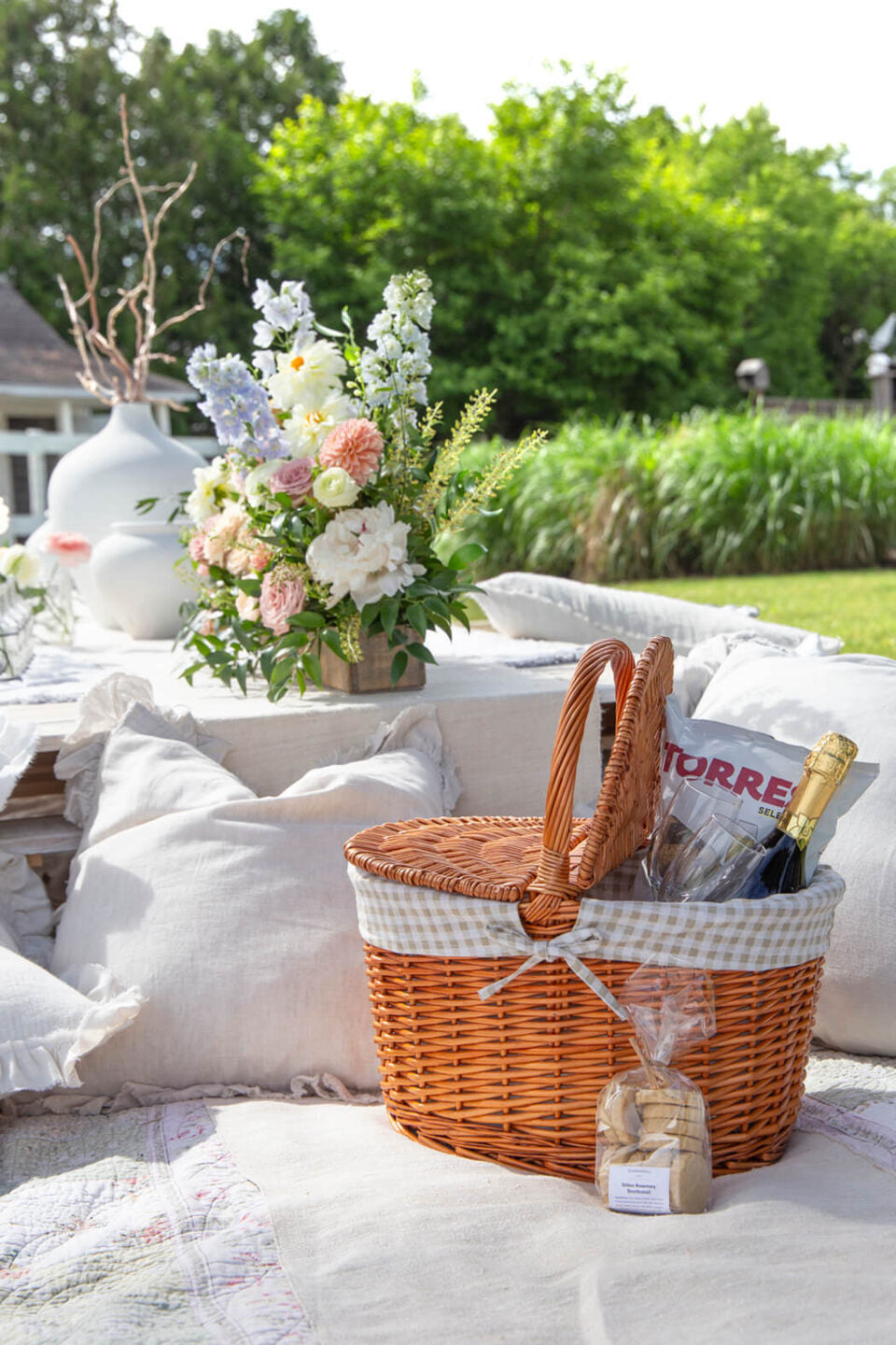 OVAL WILLOW PICNIC BASKET