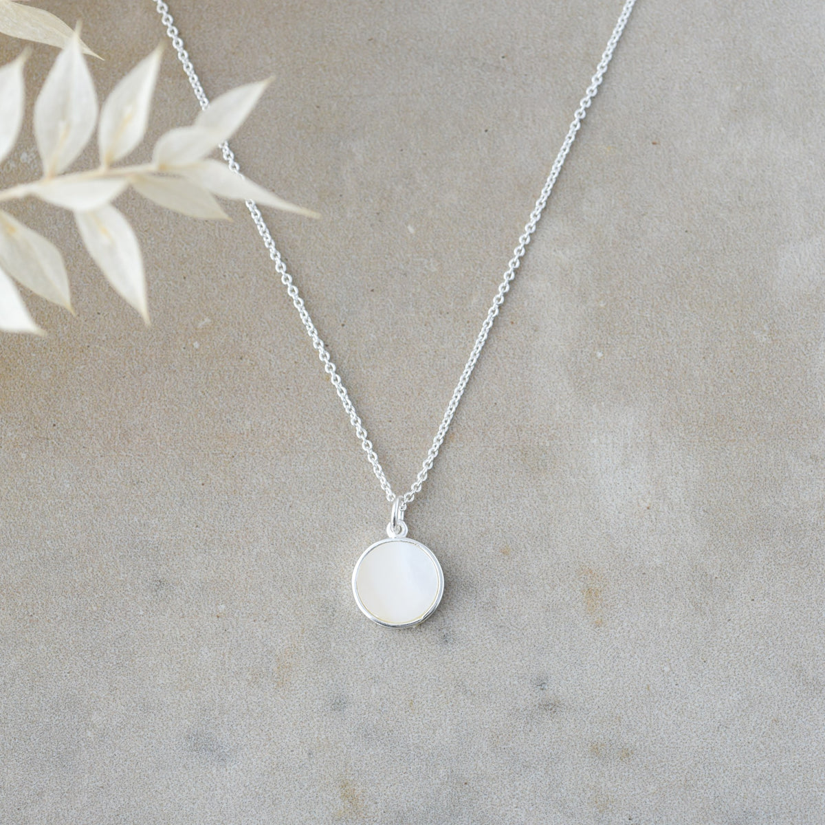 ALLURING NECKLACE - MOTHER OF PEARL