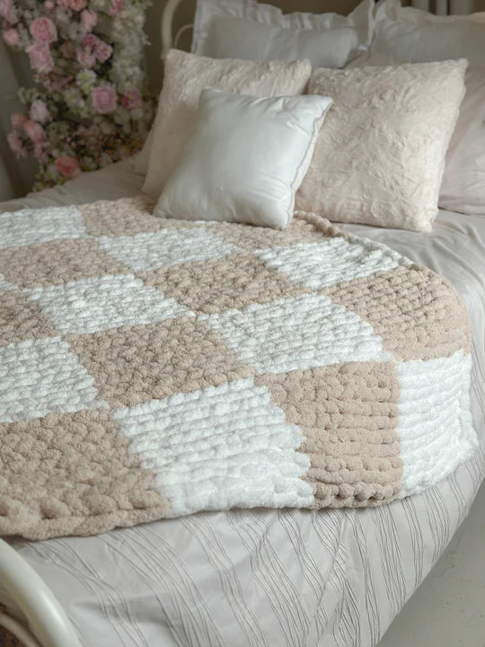 CHECKERED CHUNKY KNIT BLANKET