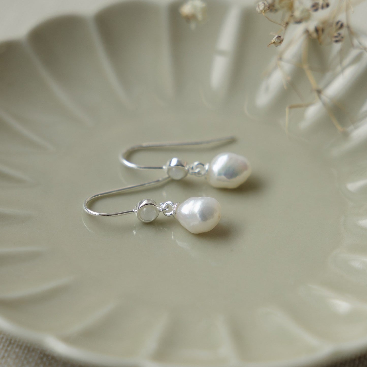 JULIET EARRINGS - MOTHER OF PEARL