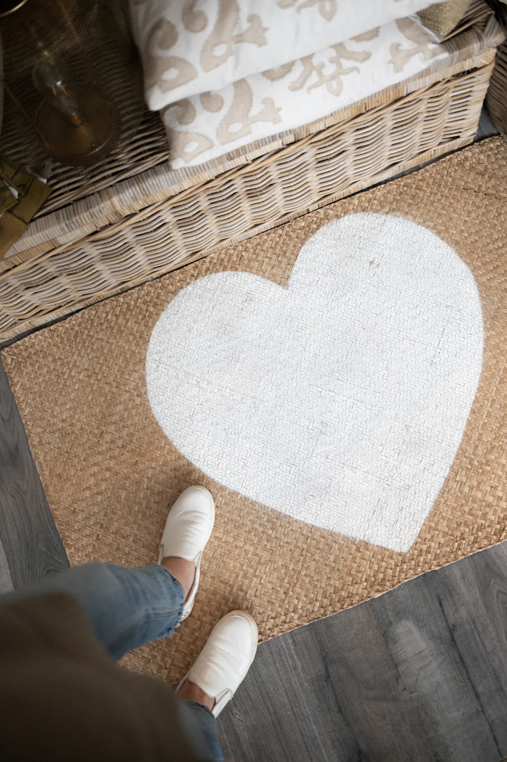 WOVEN SEAGRASS HEART MAT