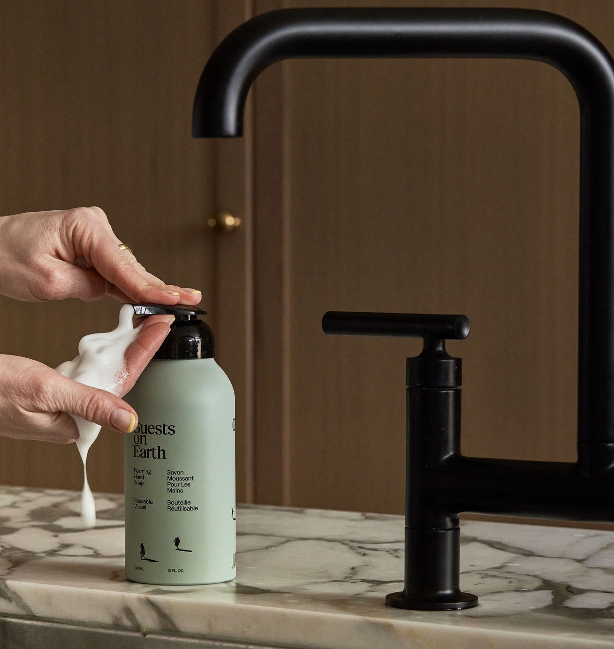 GUESTS ON EARTH FOAMING HAND SOAP