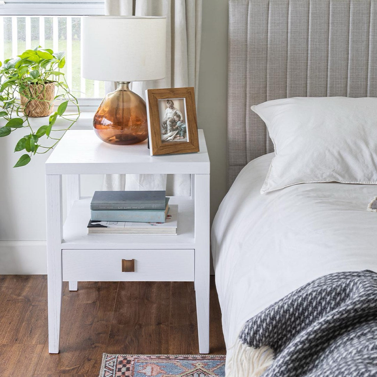 WHITE & GOLD 1-DRAWER ACCENT TABLE