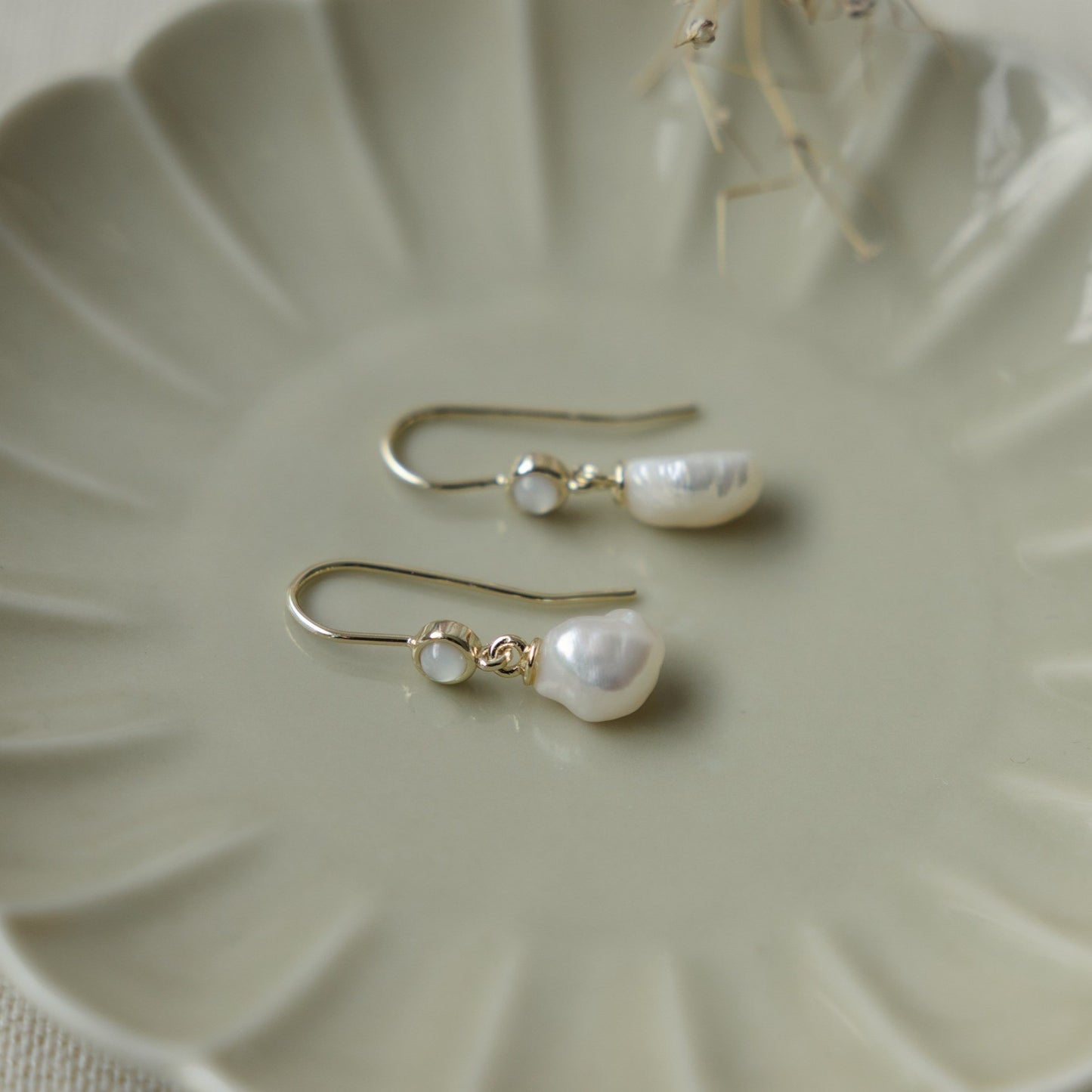 JULIET EARRINGS - MOTHER OF PEARL