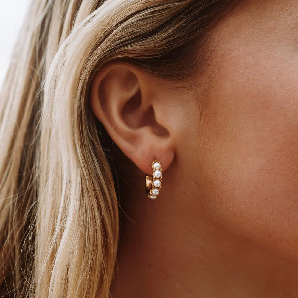 MINI PEARL HUGGIES EARRINGS