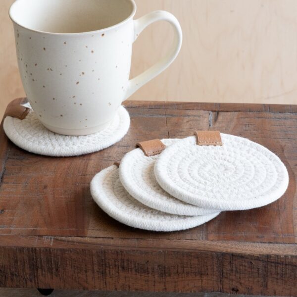 S/4 ROUND WOVEN WHITE COASTERS