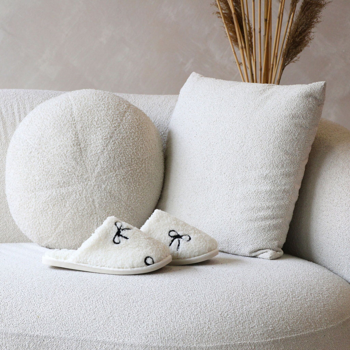 TEXTURED BOW PLUSH SLIPPERS