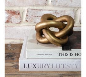 GOLD LINKED WOOD KNOT DECOR